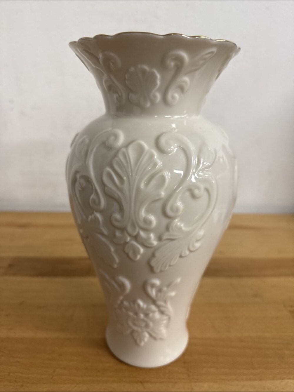Lenox GEORGIAN 10” Ivory Porcelain Tall Vase Embossed Gold Trim - Excellent Cond
